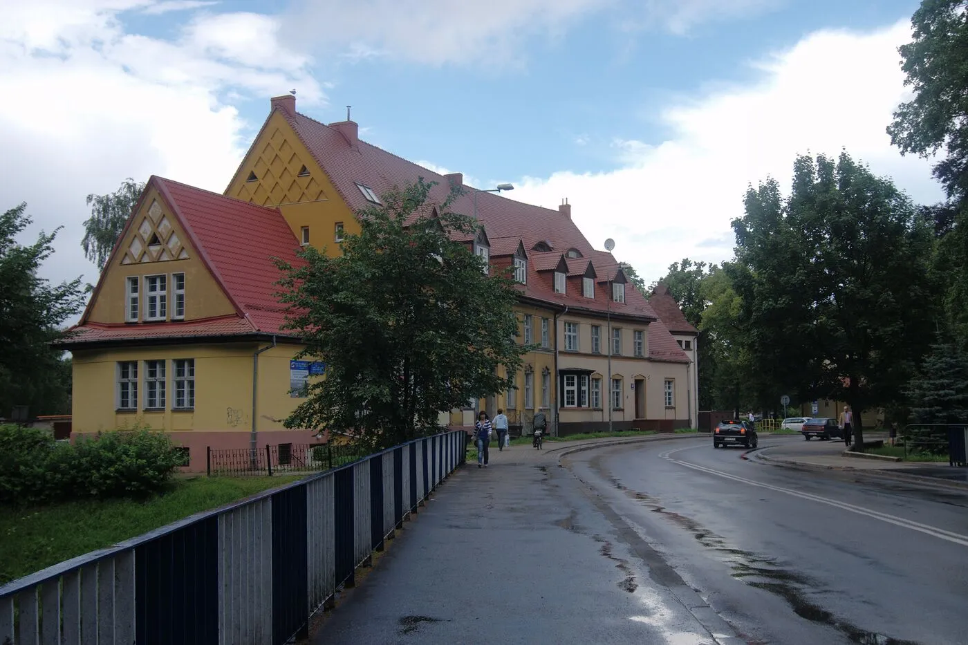 Dawna łaźnia miejska przy Alei Wolności 20-22: żółty tynkowany budynek z czerwonym dachem i facjatami.