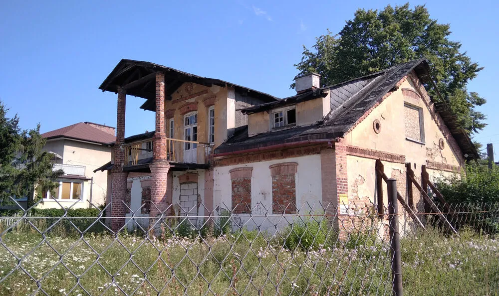 Willa Wilhelma Lewego przy ulicy Rumuńskiej w Kobyłce, ganek na dwóch ceglanych filarach