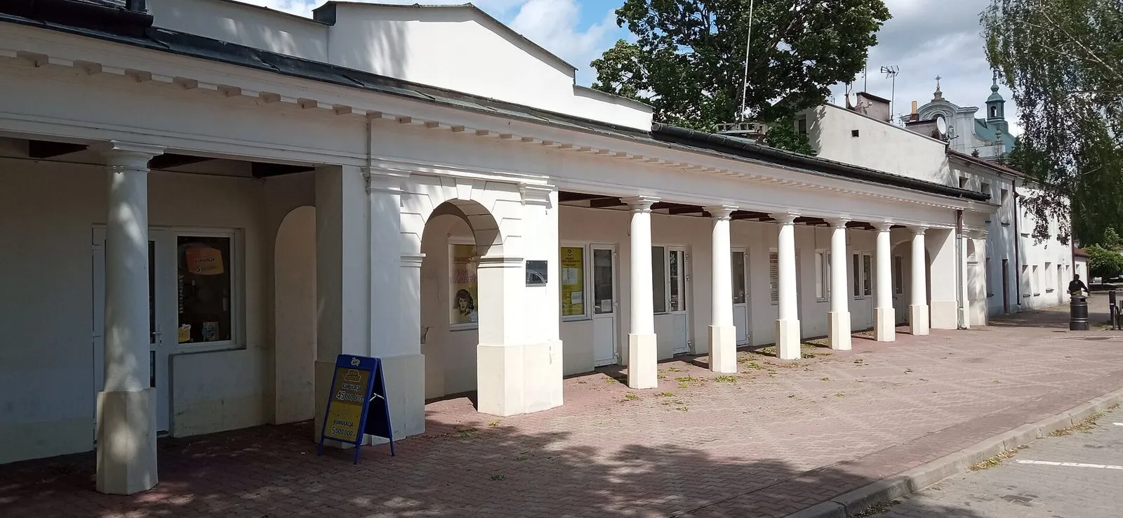 Parterowy budynek jatek z portykiem na kolumnach przy rynku