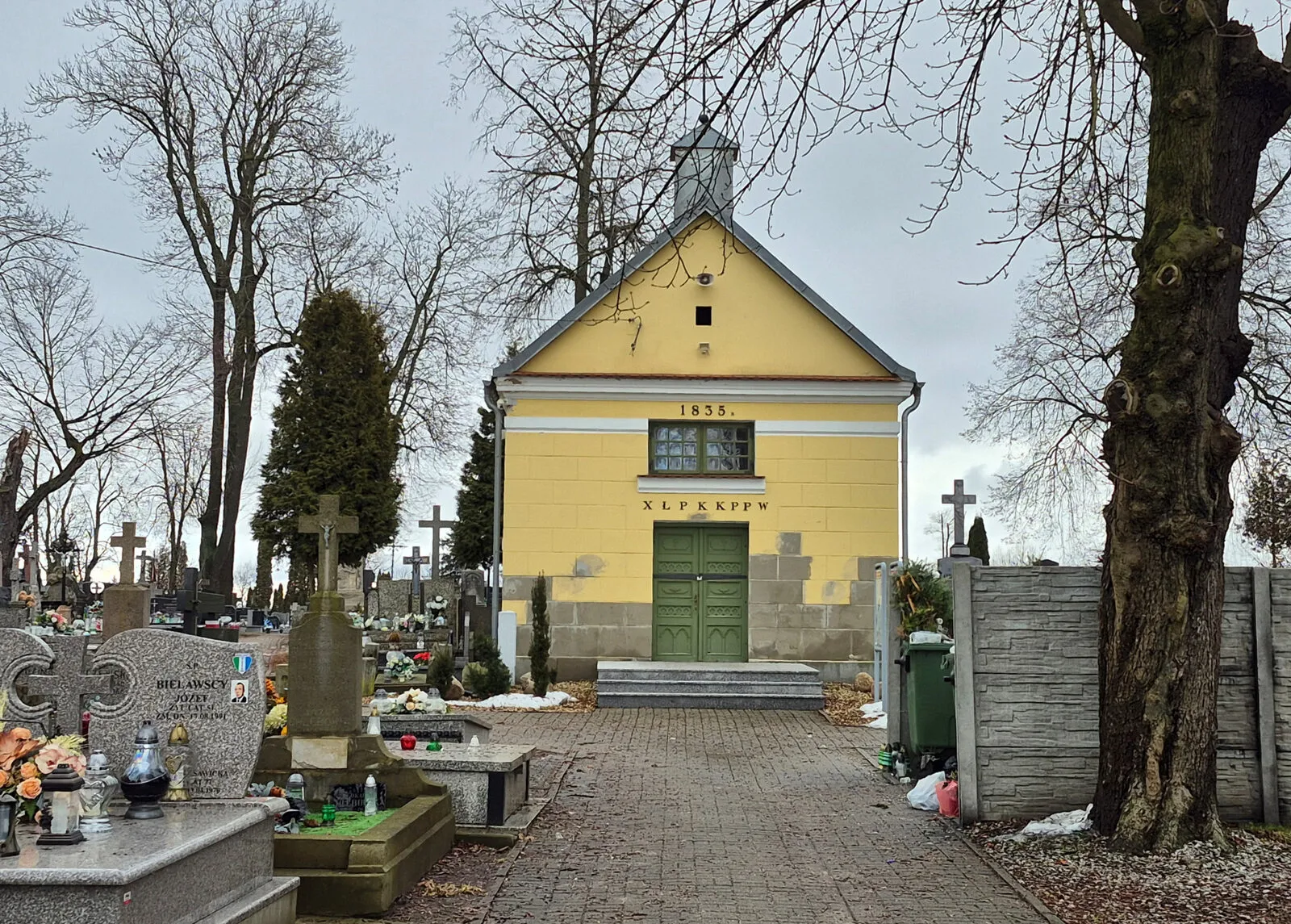Klasycystyczna kaplica cmentarna z 1835 roku z inskrypcją fundatora na cmentarzu w Wyszkowie.
