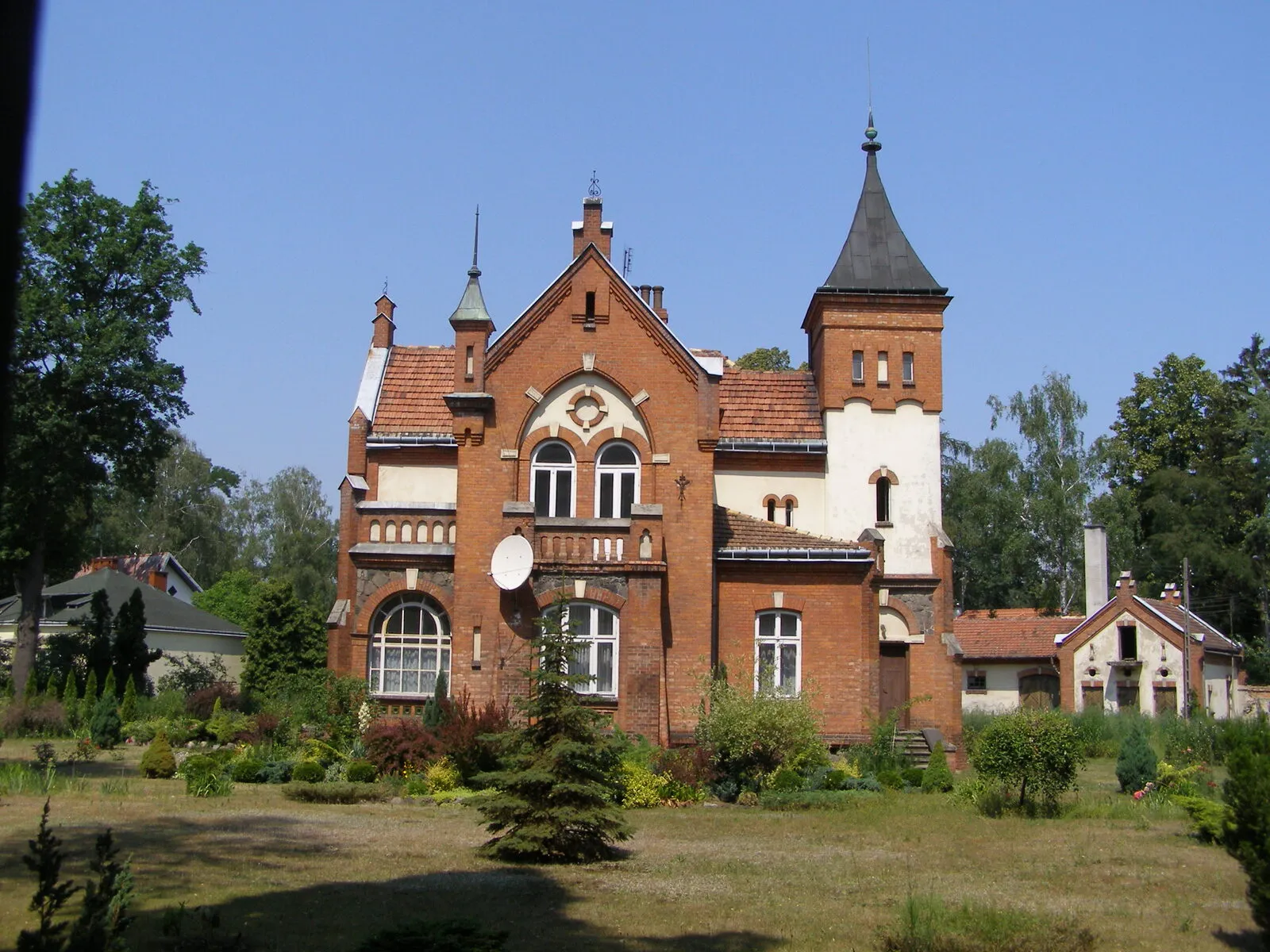 Willa Borówka w Milanówku, ceglany dom z wieżą, przykład architektury miasta-ogrodu.