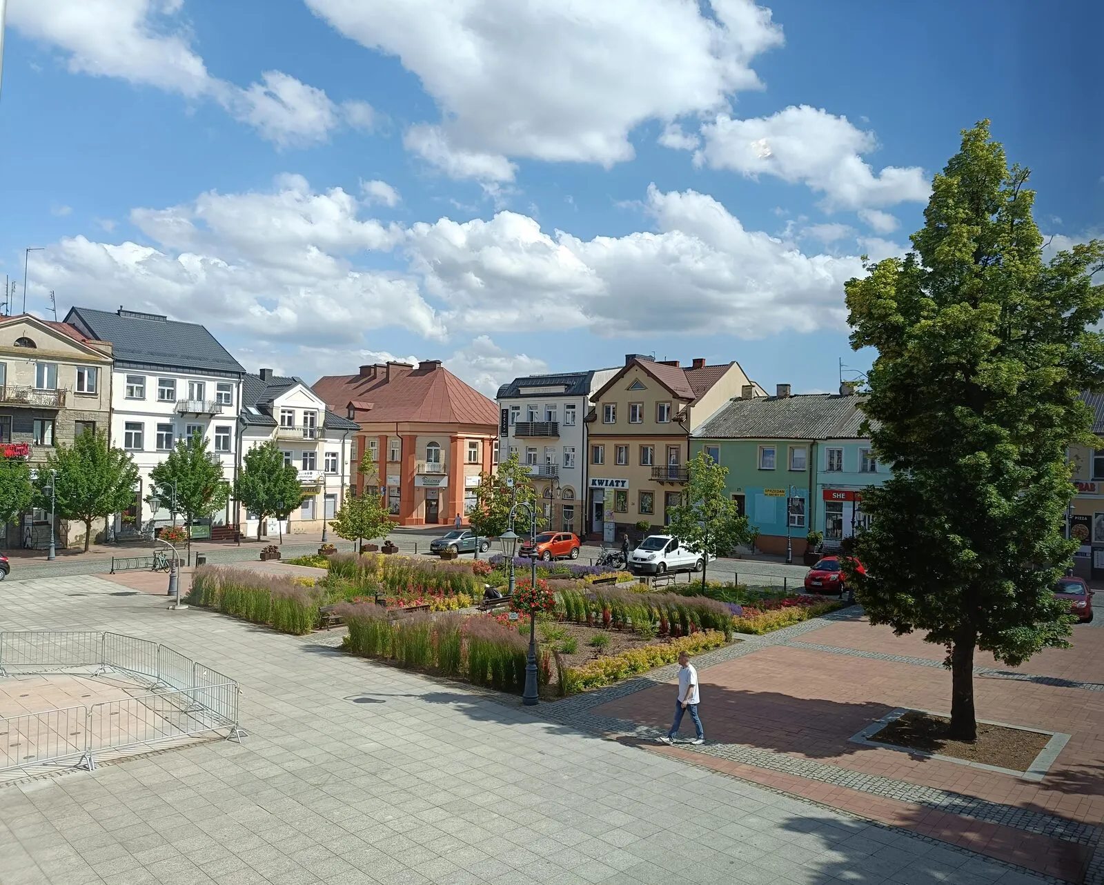 Rynek w Przasnyszu z kolorowymi kamienicami i ratuszem