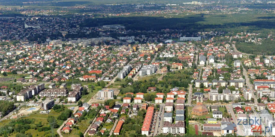 Ząbki z lotu ptaka: gęsta zabudowa jednorodzinna i bloki, wokół pas lasu.