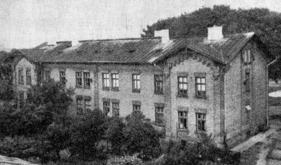 Ceglane domy robotniczej Osady Fabrycznej przy cukrowni w Ciechanowie, ustawione w równym rzędzie.