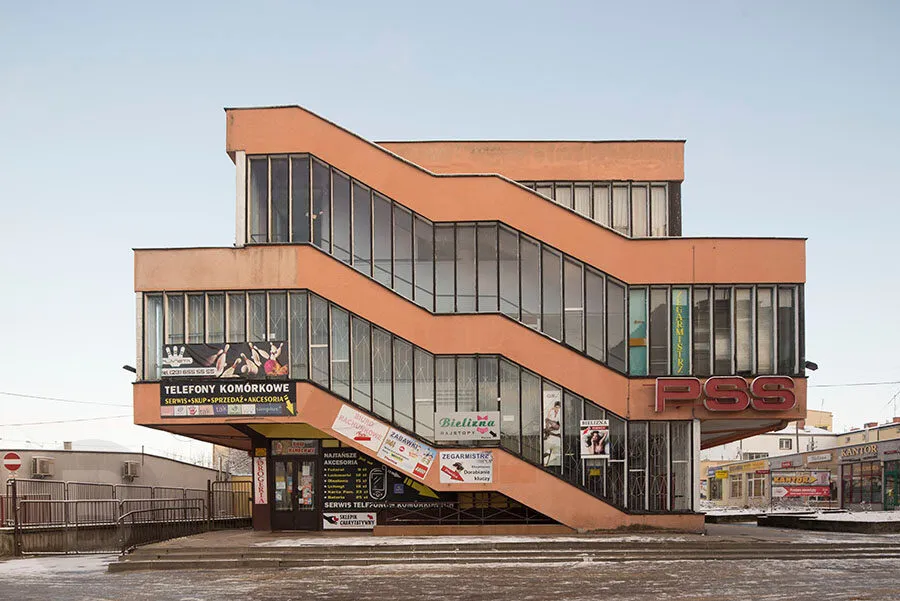 Modernistyczny gmach dawnego Domu Handlowego „Handlowiec” w Mławie