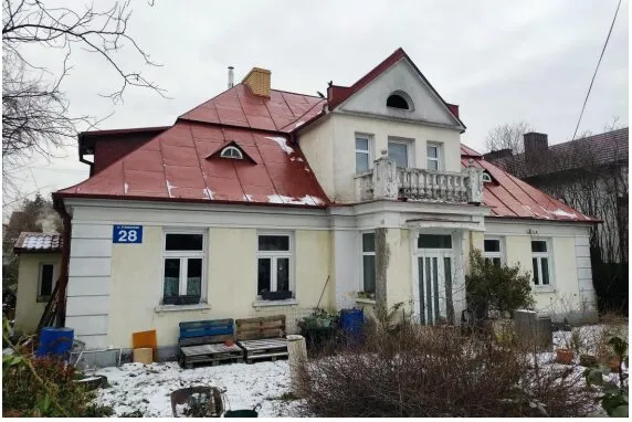 Murowany dom przy ulicy Żymirskiego 28 w Kobyłce, willa z czerwonym łamanym dachem