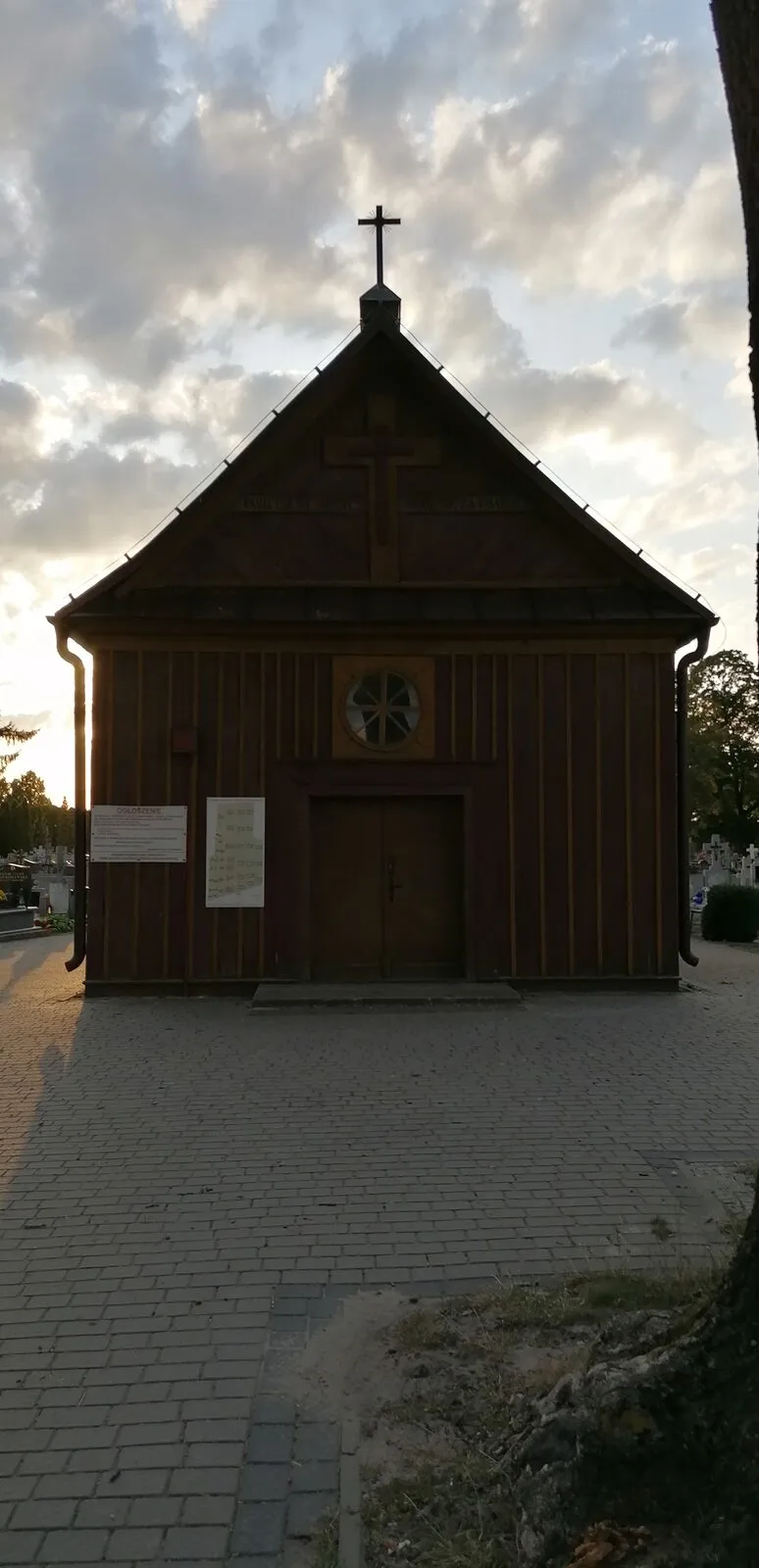 Drewniana klasycystyczna kaplica św. Zofii na cmentarzu w Ostrowi Mazowieckiej