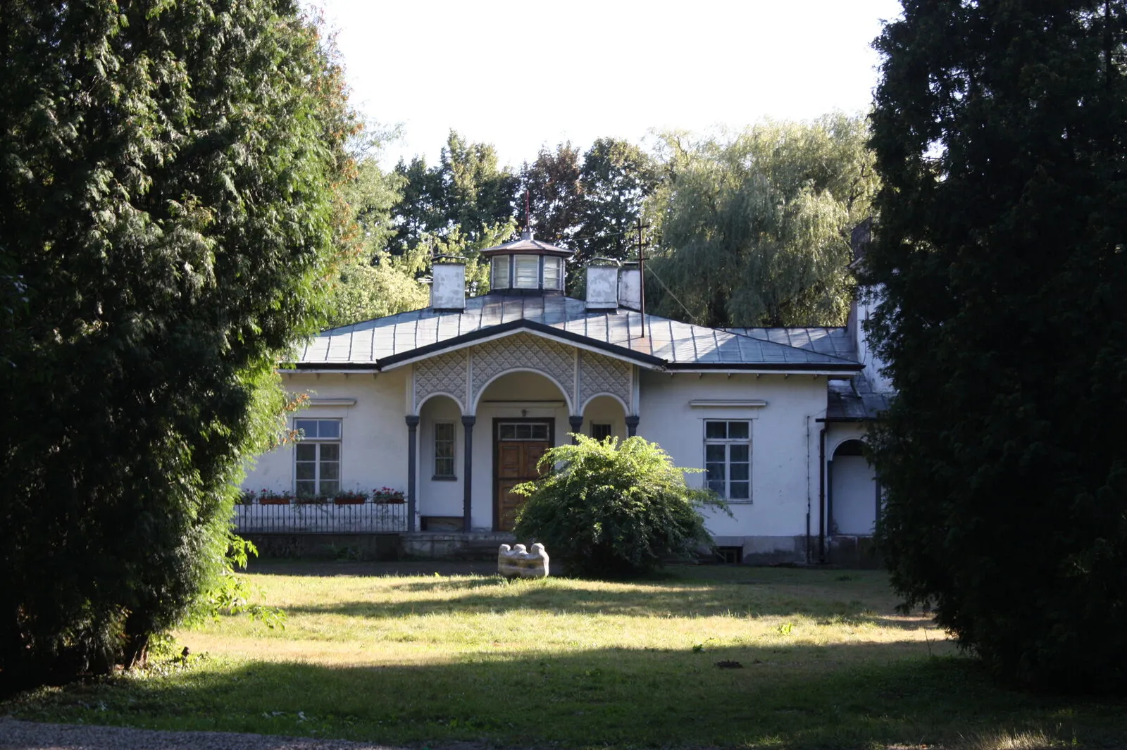 Dwór w Gołaszewie z arkadowym portykiem i boczną wieżyczką