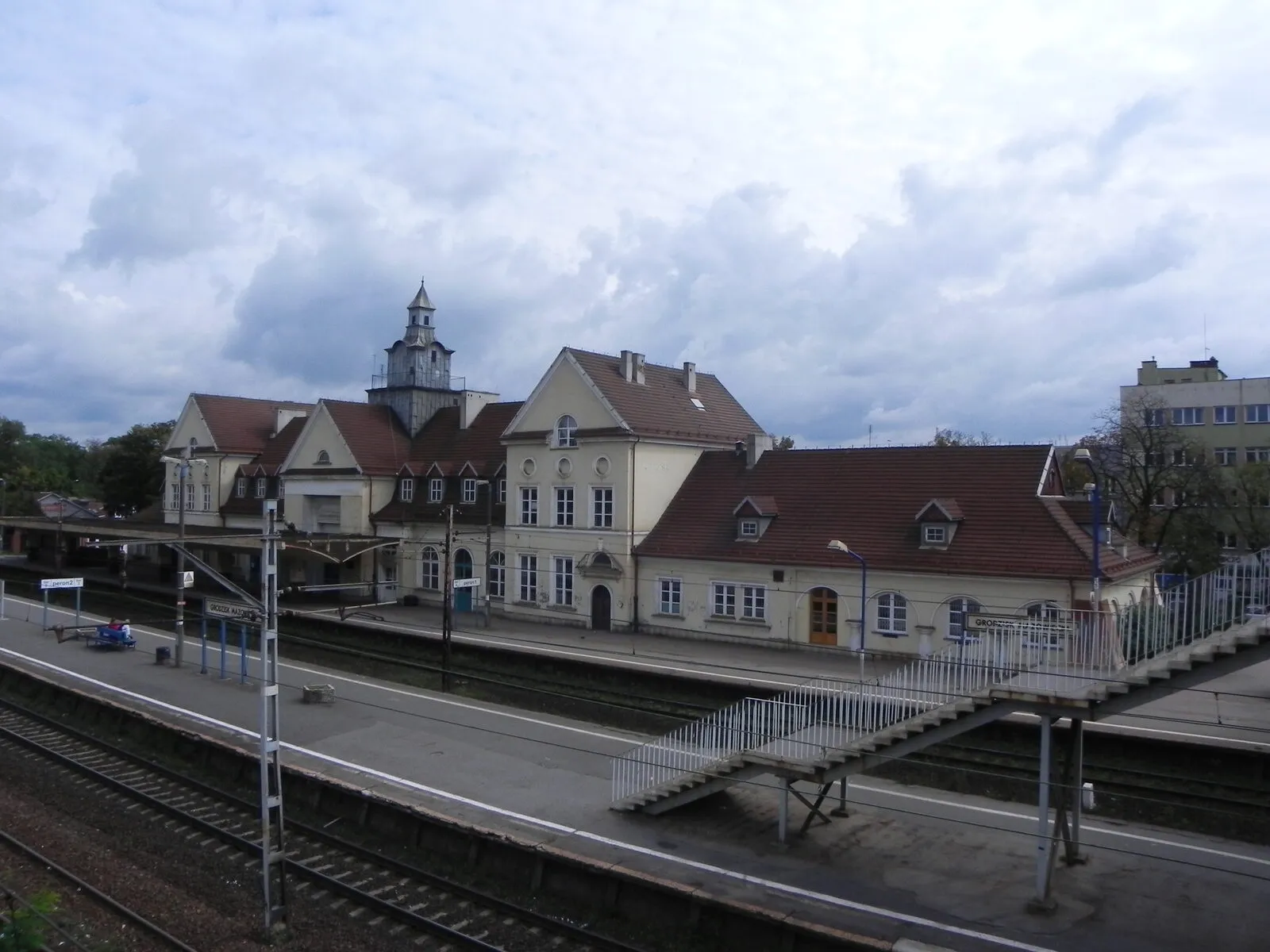 Dworzec kolejowy w Grodzisku Mazowieckim z wieżą zegarową.