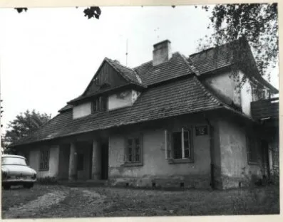 Willa zwana Dyrektorówką w Błoniu, parterowy dom z mansardowym dachem, na archiwalnym zdjęciu z 1980 roku