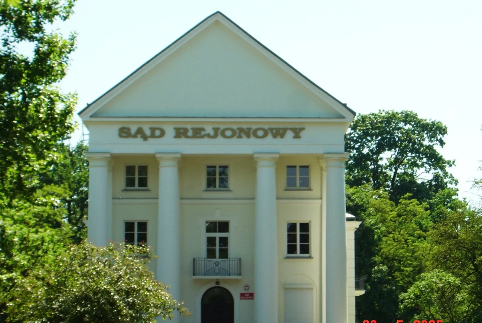 Budynek dawnej cerkwi garnizonowej w Sierpcu z kolumnowym portykiem, dziś Sąd Rejonowy.