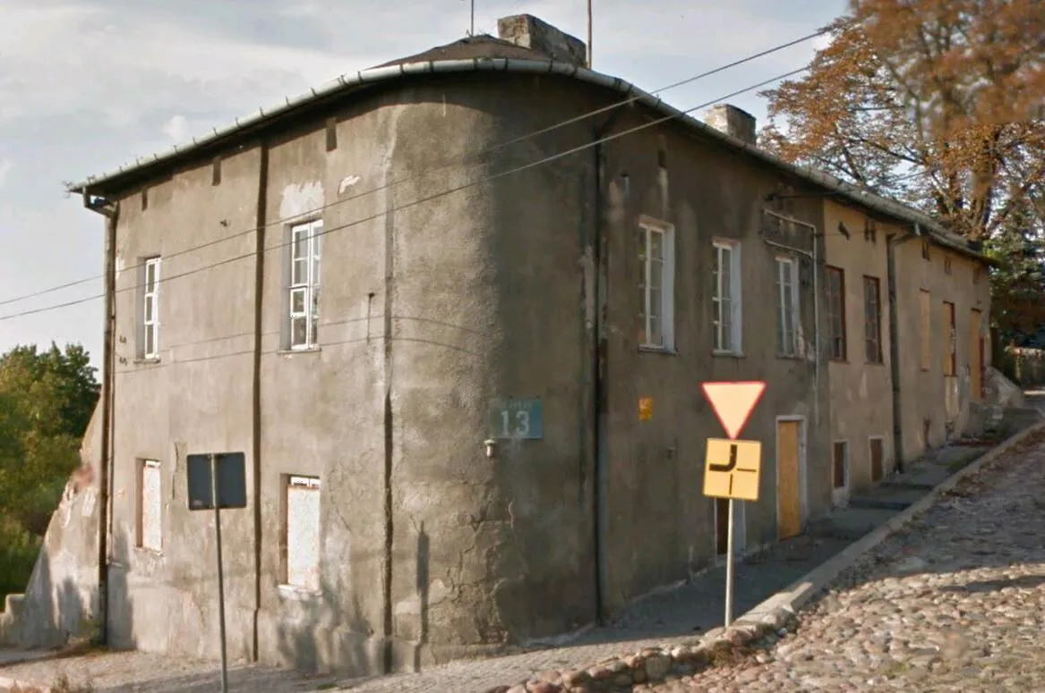 Kamienica przy Farnej 13 w Sochaczewie, wkopana w skarpę nad Bzurą