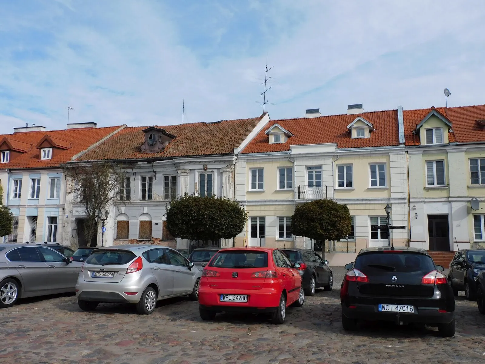 Rynkowe kamienice w Pułtusku pod numerami 11 i 13, w tym Dom Organika.