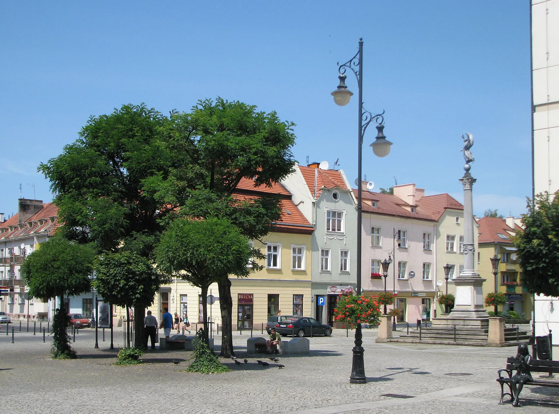 Kamienice wokół Rynku w Oleśnicy z kolumną zwycięstwa