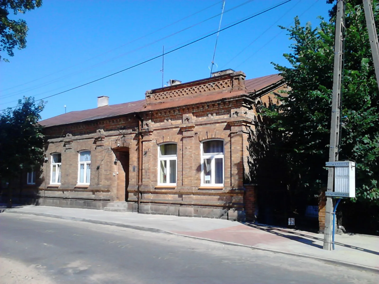 Zabytkowa ceglana kamienica przy ulicy 3 Maja w Przasnyszu