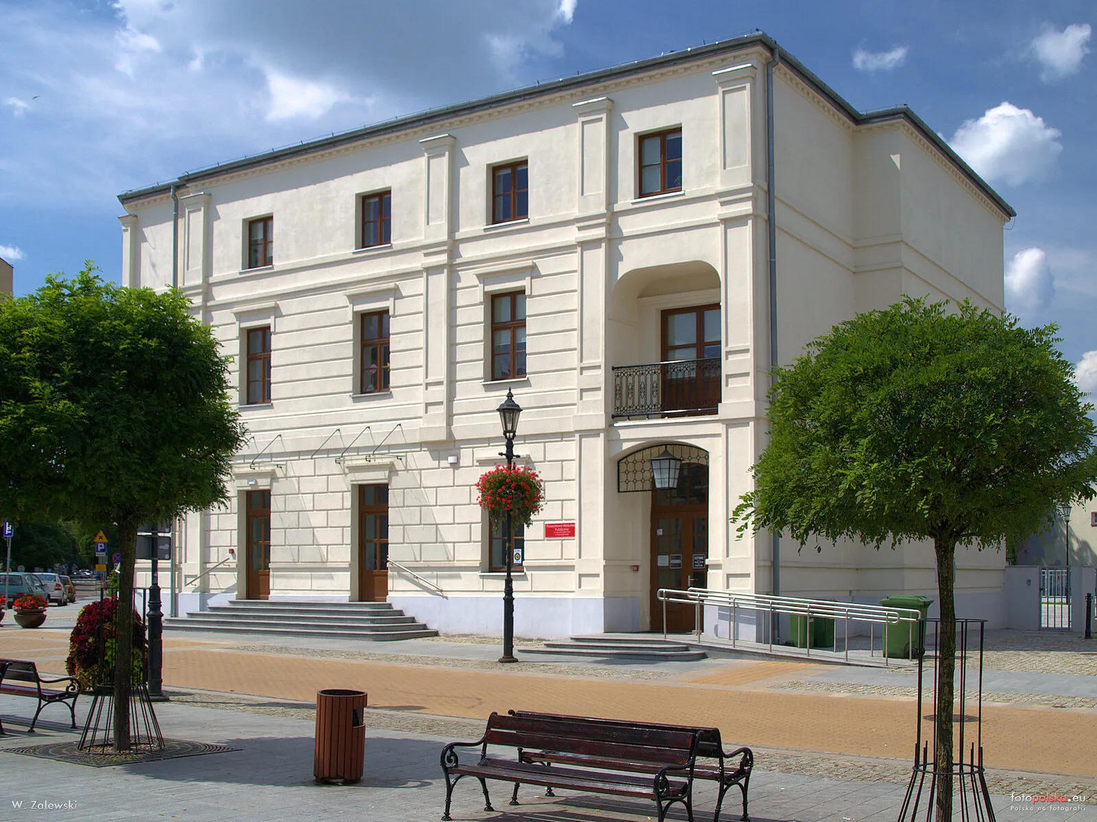 Kamienica przy ulicy Warszawskiej w Ciechanowie, mieszcząca Powiatową Bibliotekę Publiczną, w zwartej pierzei ulicy.