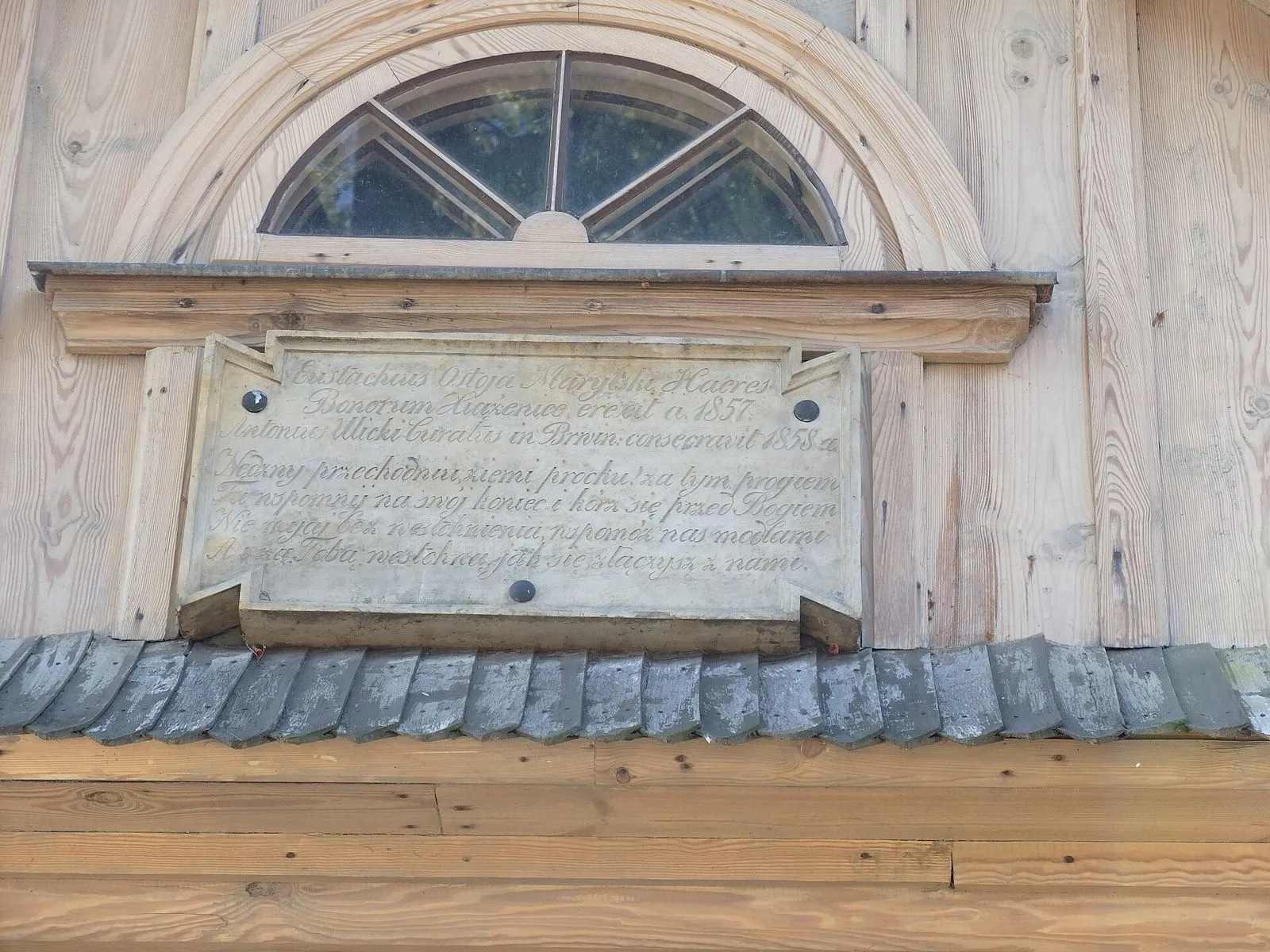 Piaskowcowa tablica fundacyjna w szczycie nad wejściem do kaplicy