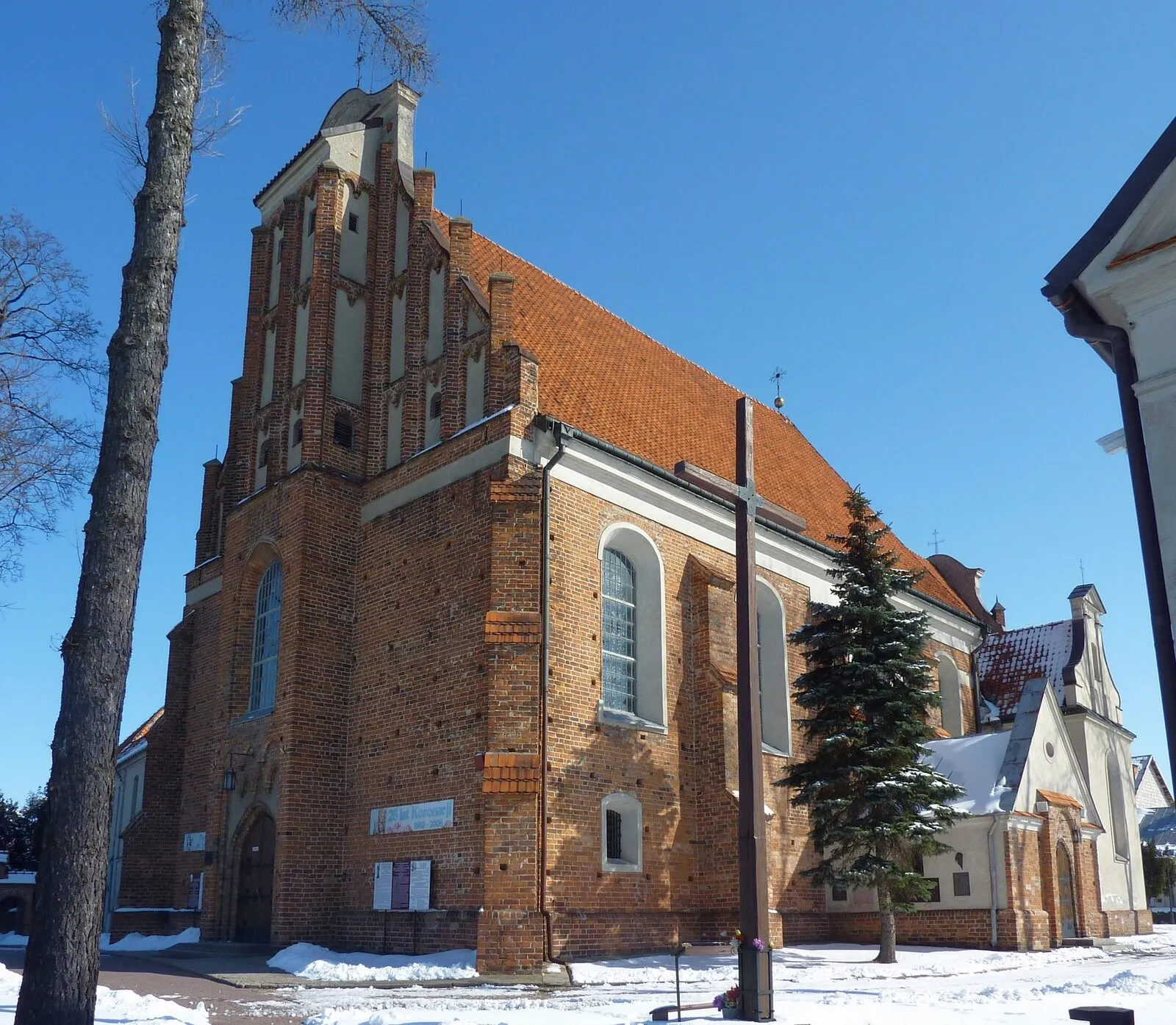Gotycki, ceglany kościół Wniebowzięcia NMP w Sierpcu z ryzalitem kryjącym sygnaturkę.