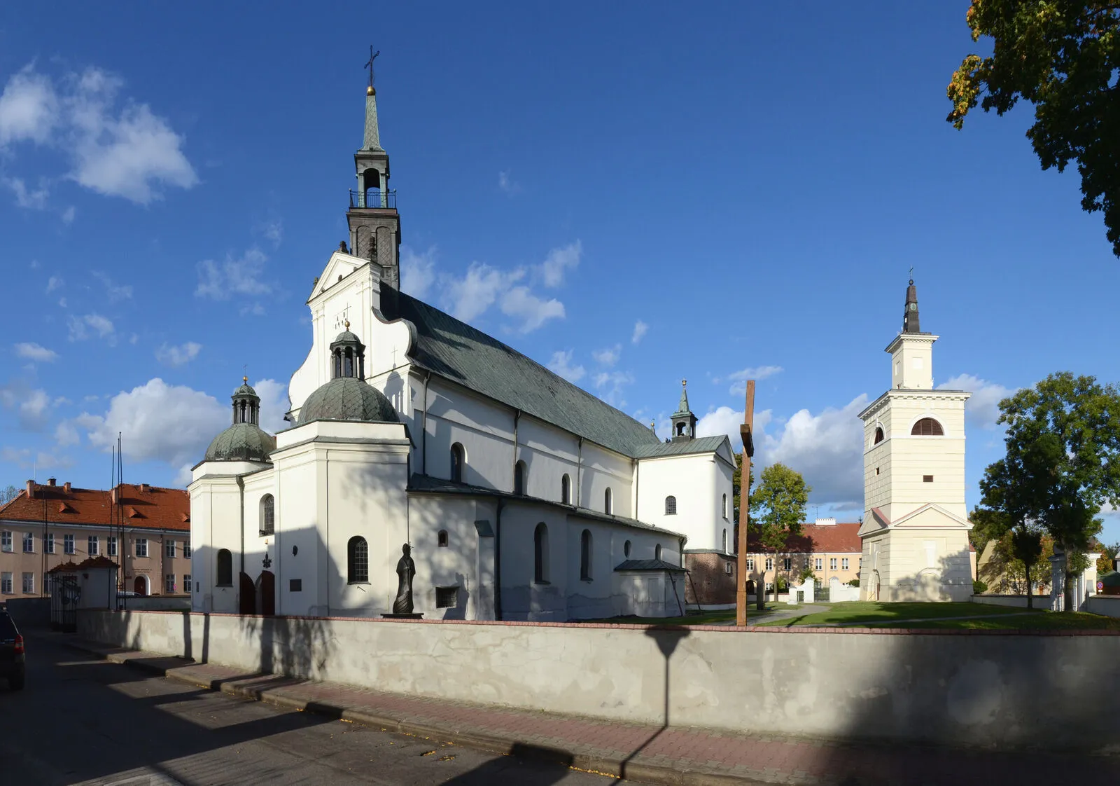 Bryła renesansowej kolegiaty Zwiastowania NMP w Pułtusku z dwiema wieżami w fasadzie.