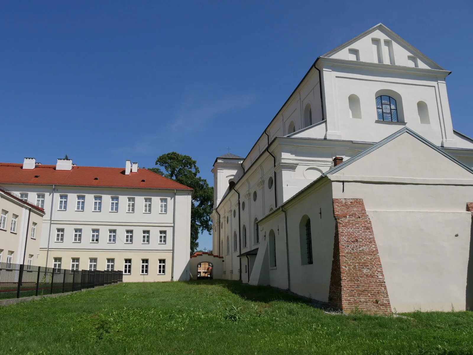 Kościół śś. Piotra i Pawła i budynek dawnego kolegium, dziś liceum imienia Piotra Skargi, w Pułtusku.