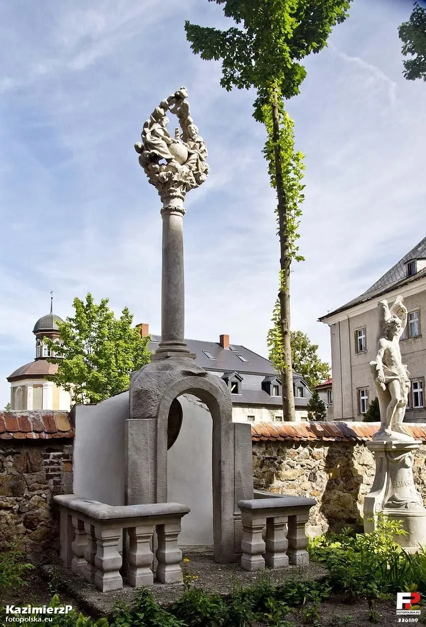Kolumna Trójcy Świętej przy kościele
