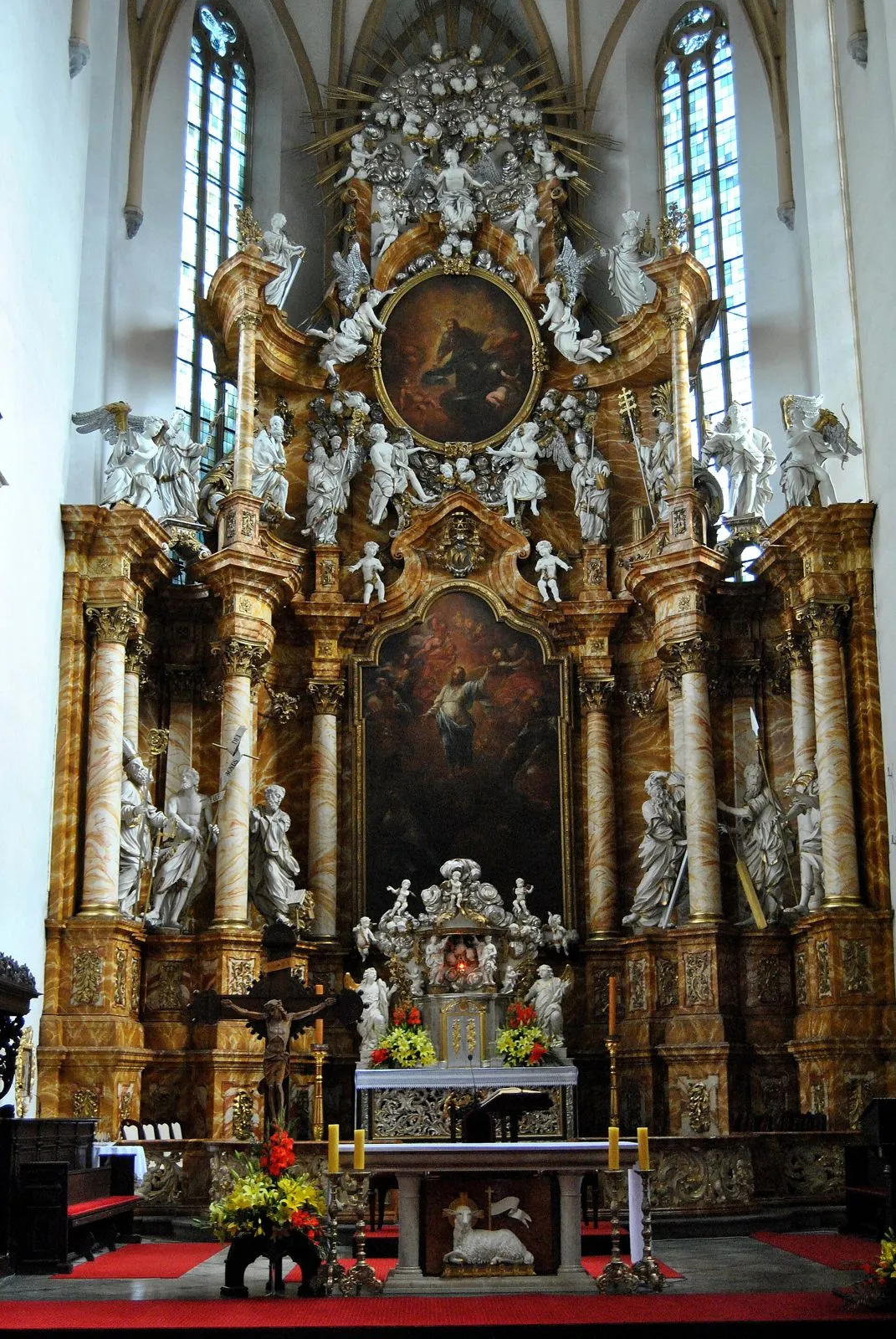 Ołtarz główny z figurami świętych w rozbudowanej kolumnadzie