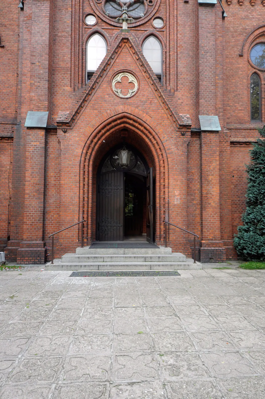 Kościół ewangelicki w Żyrardowie, ceglana neogotycka świątynia z wieżą