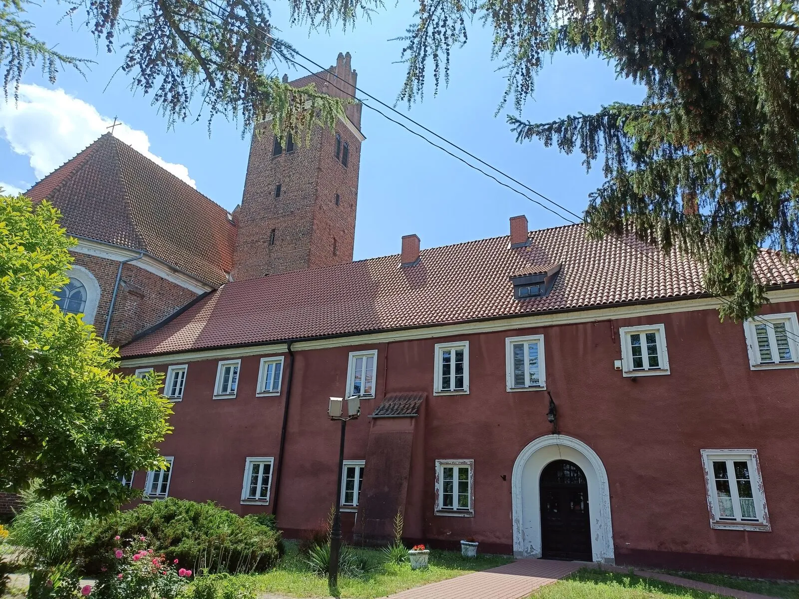 Ceglany kościół i klasztor bernardynów (dziś pasjonistów) w Przasnyszu