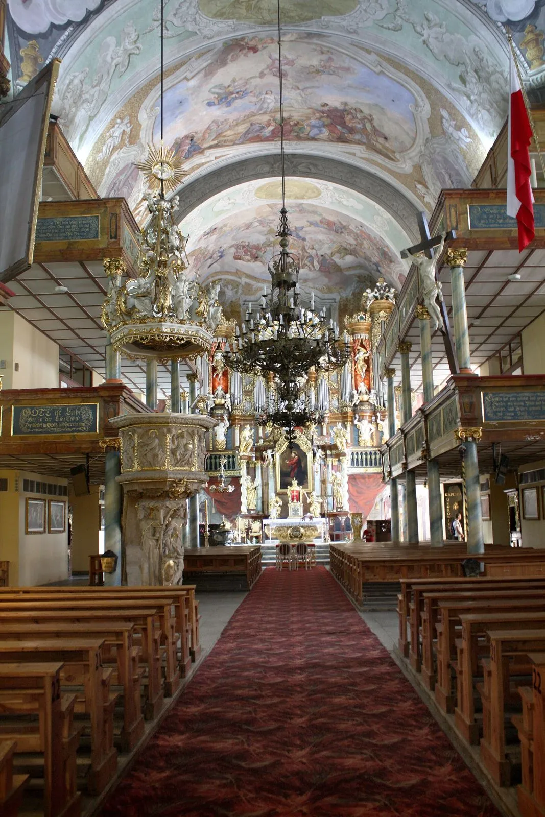 Wnętrze z drewnianymi galeriami wzdłuż ścian