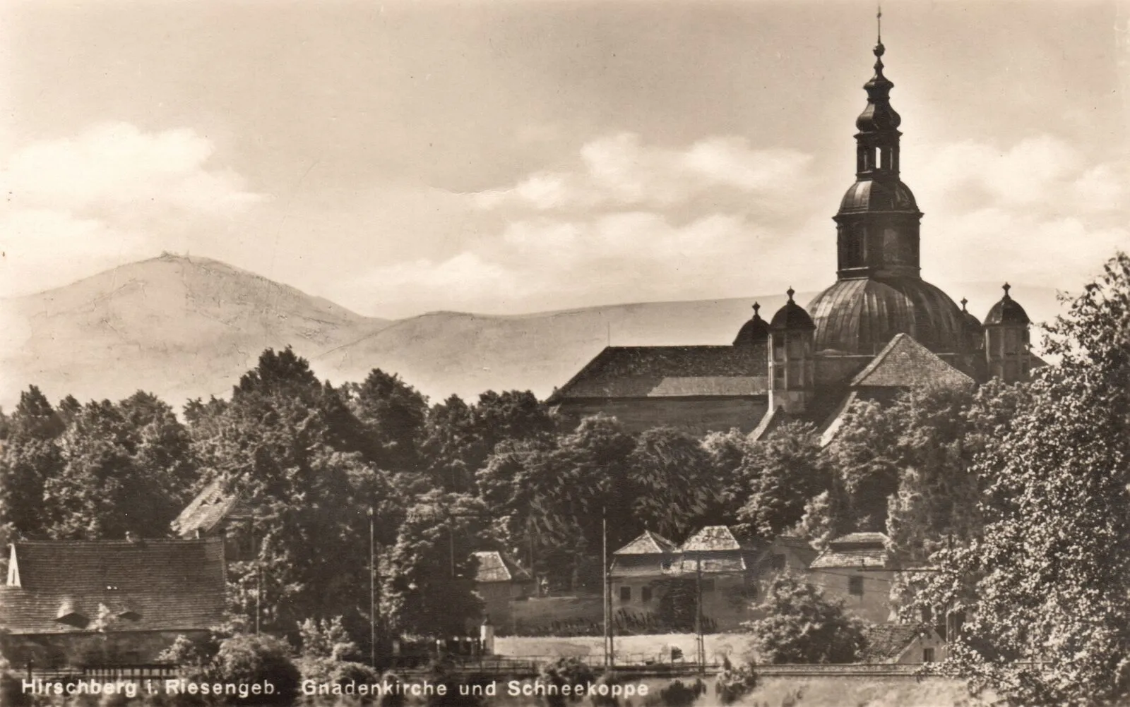 Archiwalne ujęcie Kościoła Łaski w Jeleniej Górze na tle Karkonoszy