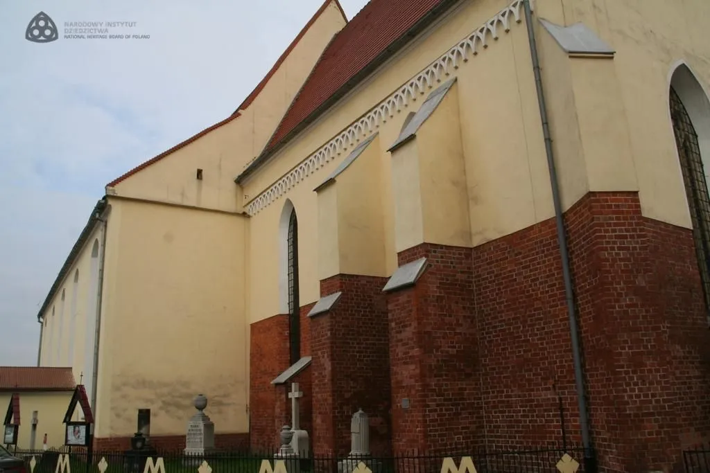 Fryz z arkadek biegnący po ścianie prezbiterium oławskiej fary.