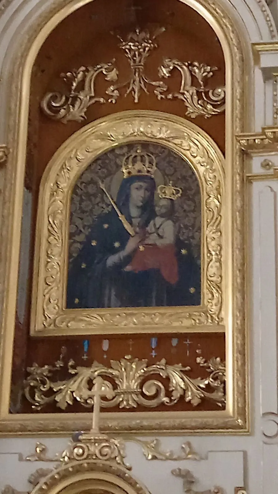 Obraz Matki Bożej Górskiej w złoconej oprawie ołtarza