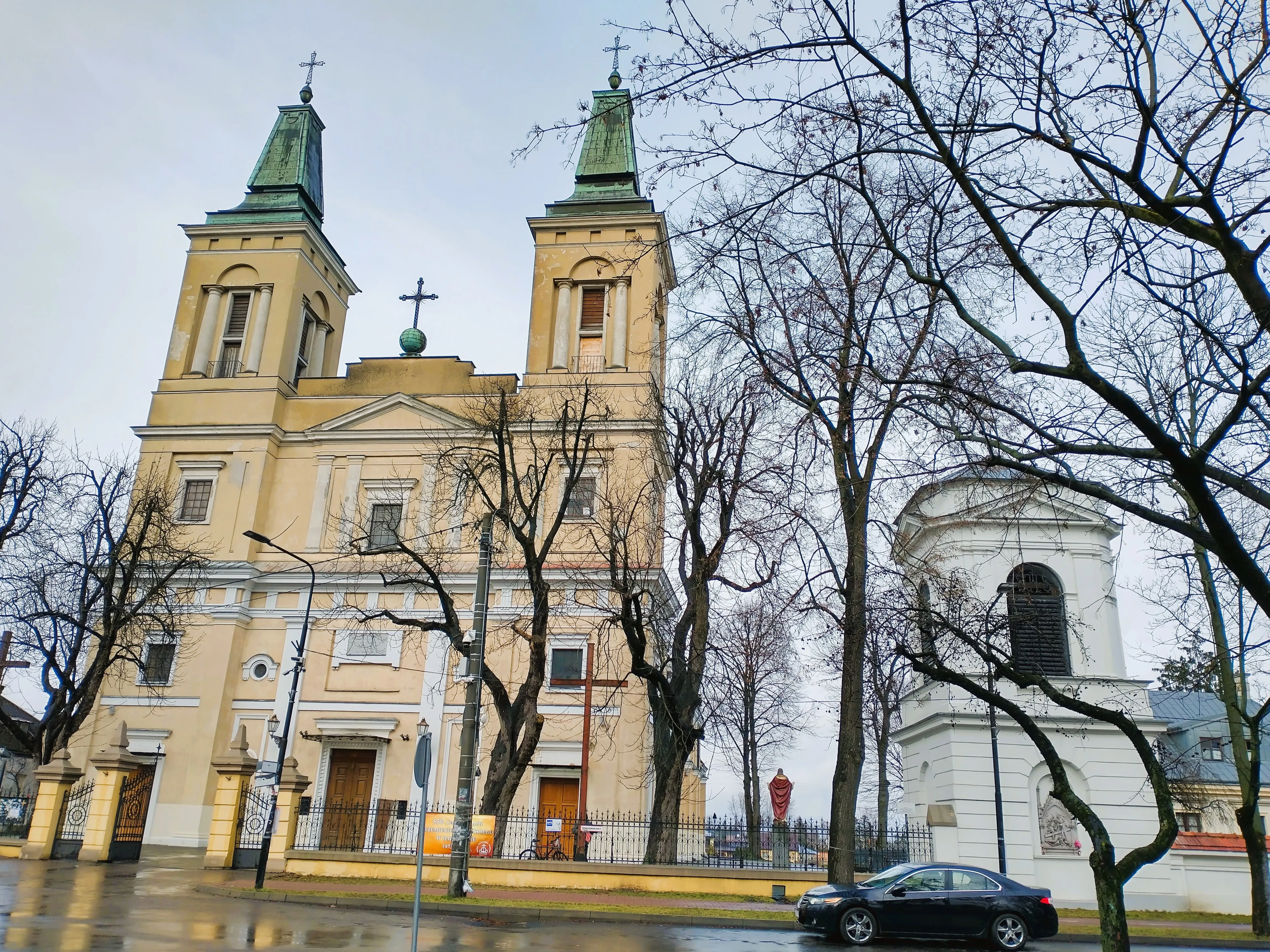 Kolegiata Przemienienia Pańskiego w Radzyminie, fasada z dwiema wieżami