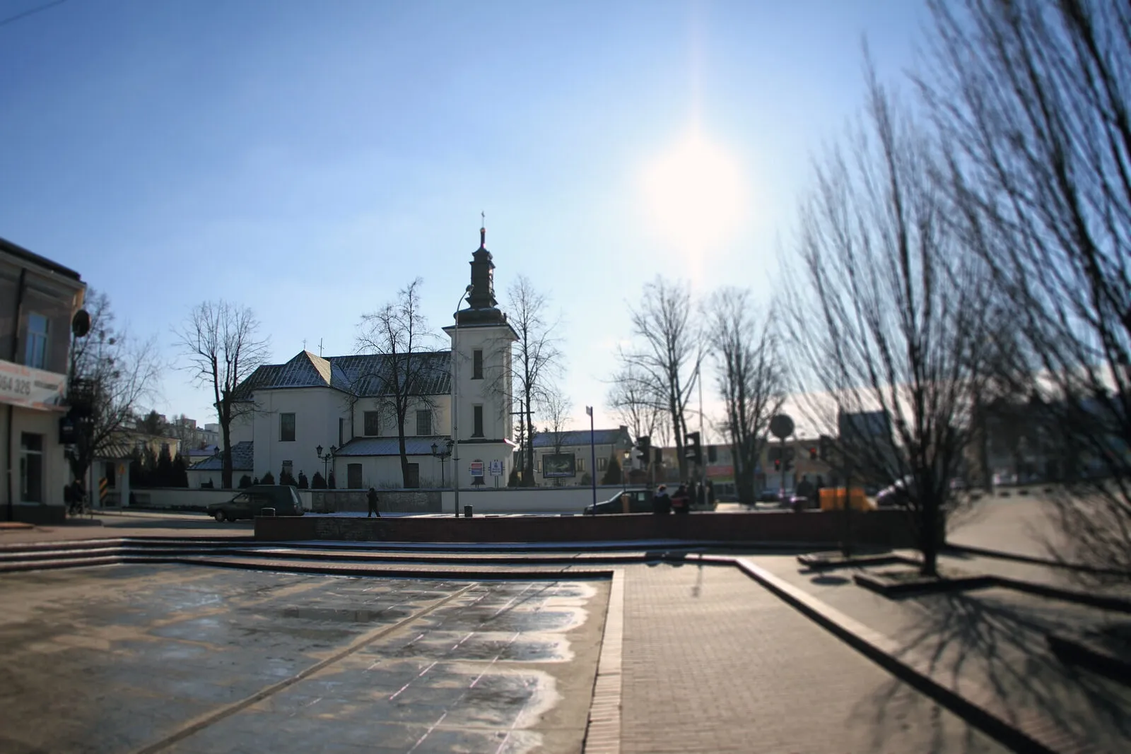 Barokowy kościół św. Anny w Grodzisku Mazowieckim z wieżą dzwonniczą.