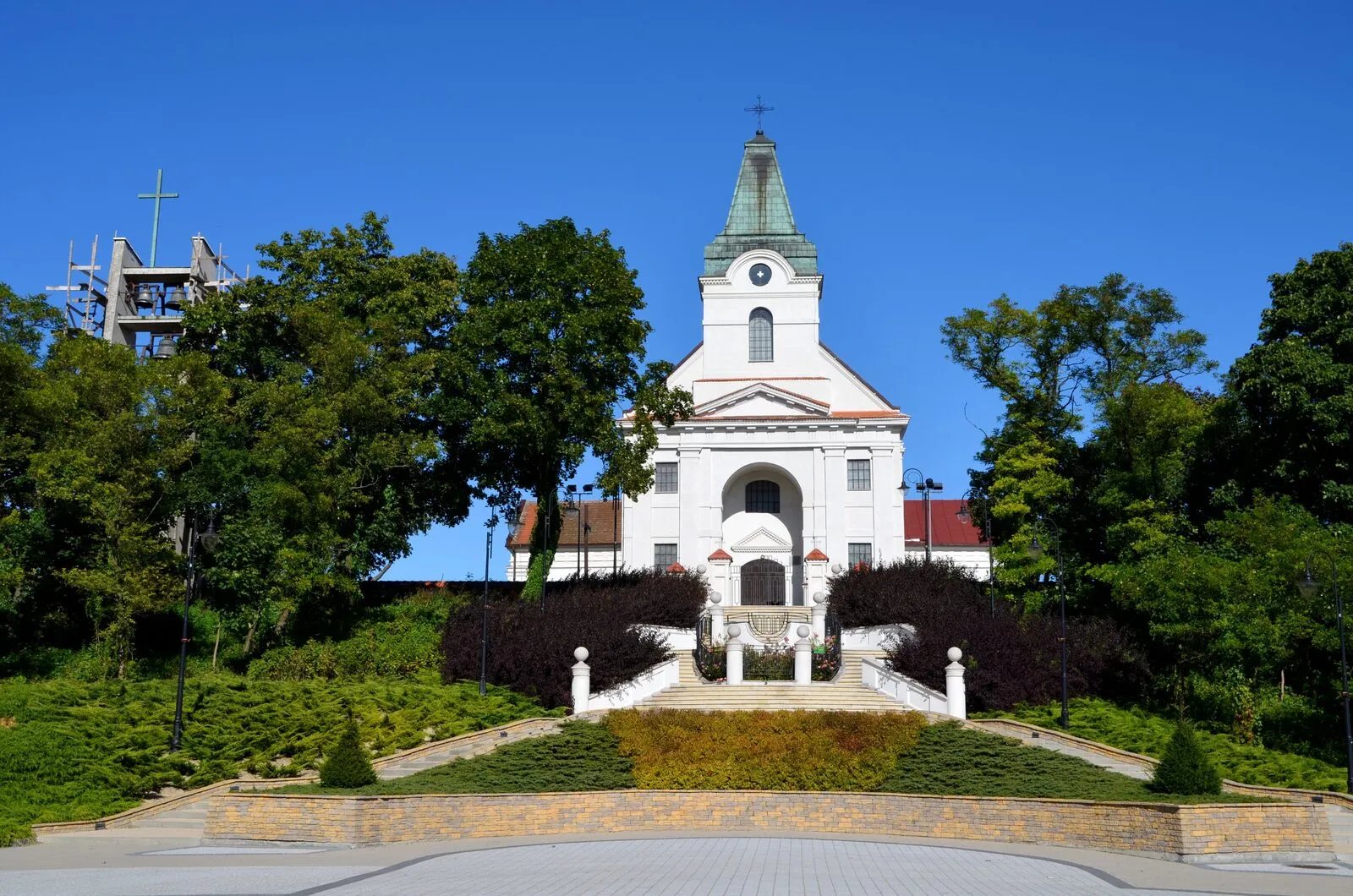 Klasycystyczny kościół św. Idziego w Wyszkowie z wieżą zwieńczoną hełmem w kształcie obelisku.