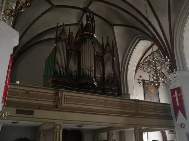 Neogotycka obudowa organów na chórze, pod sklepieniem z żebrami.