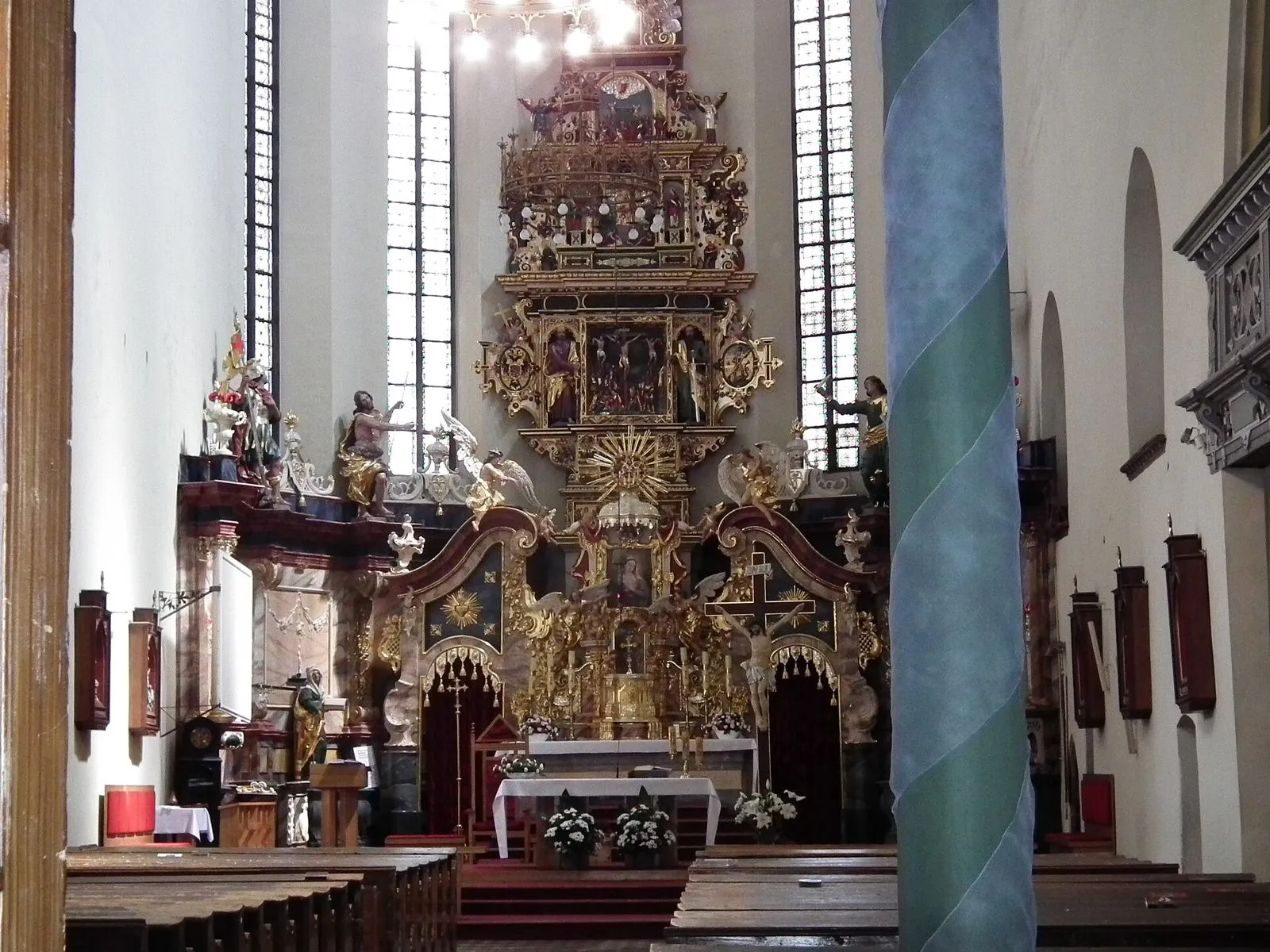 Wielokondygnacyjny, malowany ołtarz główny