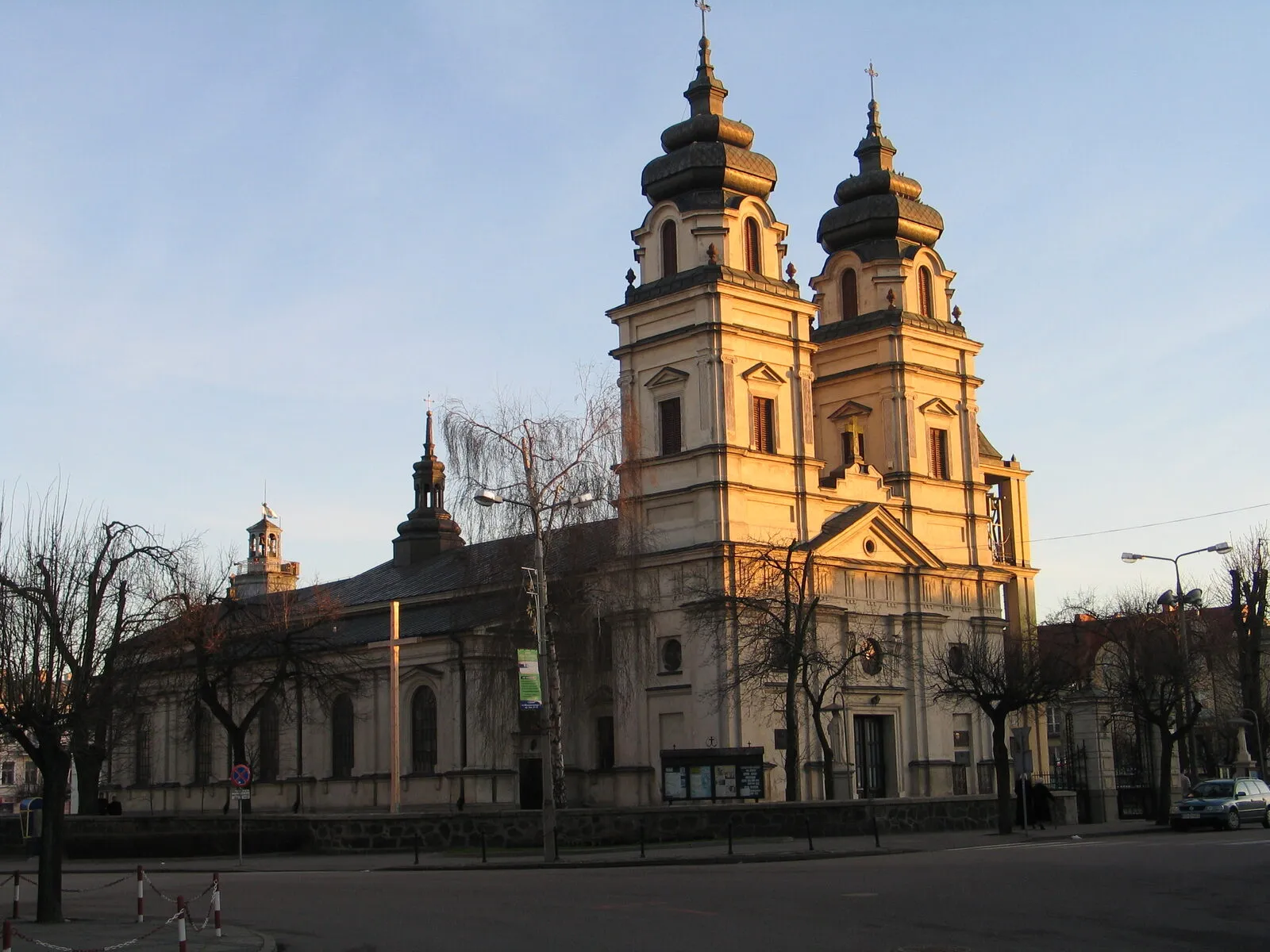 Kościół Świętej Trójcy w Mławie z dwiema wieżami, widok od Starego Rynku