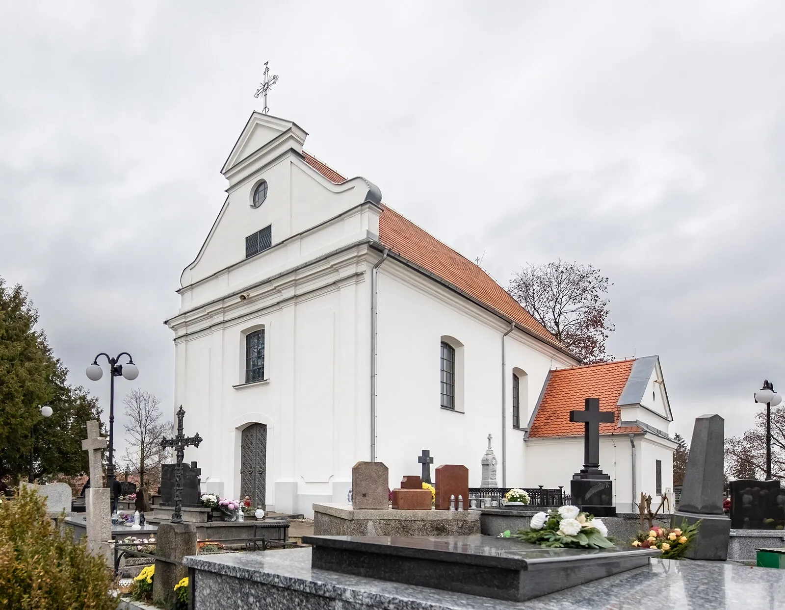 Późnobarokowy kościół św. Wawrzyńca na cmentarnym wzgórzu w Mławie