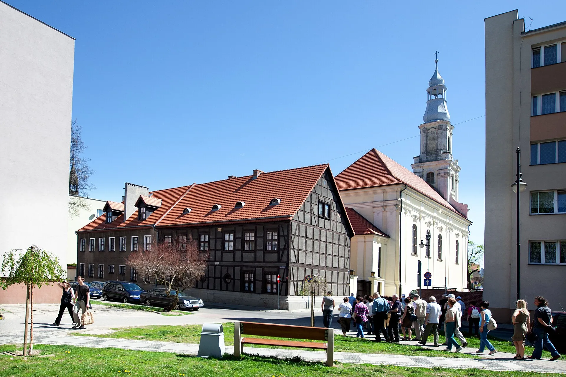 Barokowy kościół Świętej Trójcy w Oleśnicy z wieżą zwieńczoną hełmem