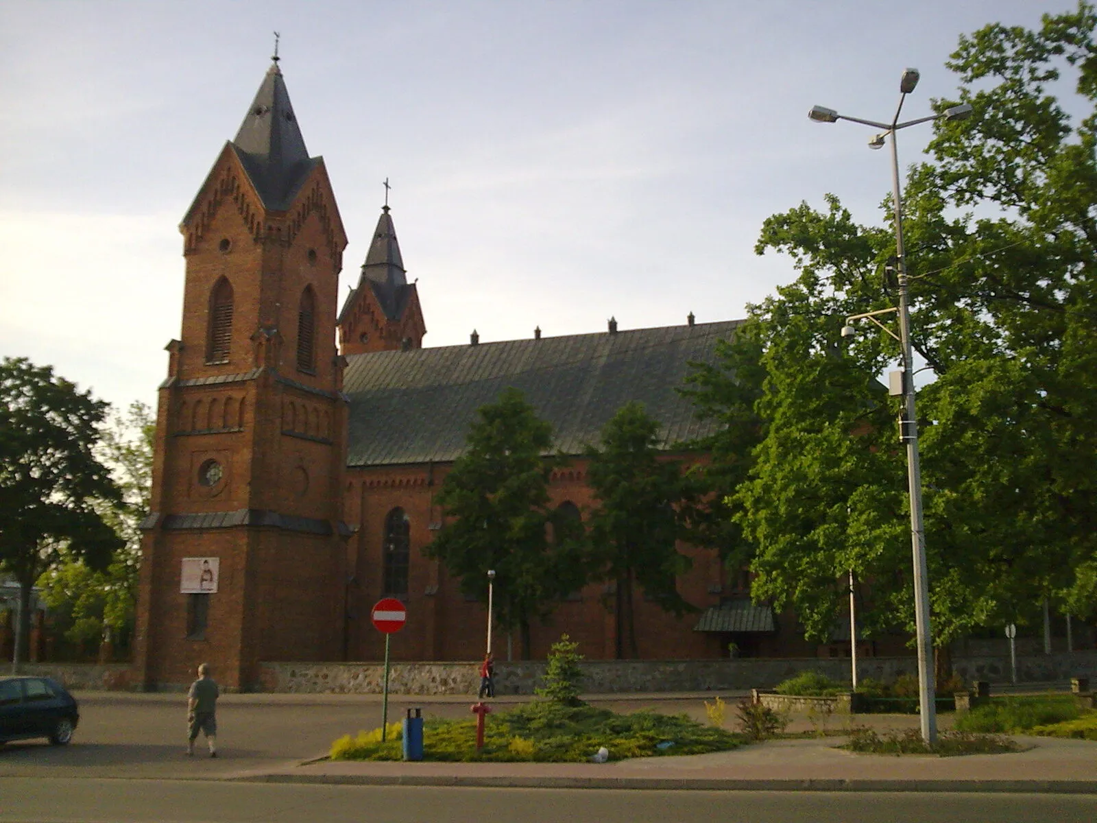 Neogotycki kościół Wniebowzięcia NMP w Ostrowi Mazowieckiej z dwiema ceglanymi wieżami