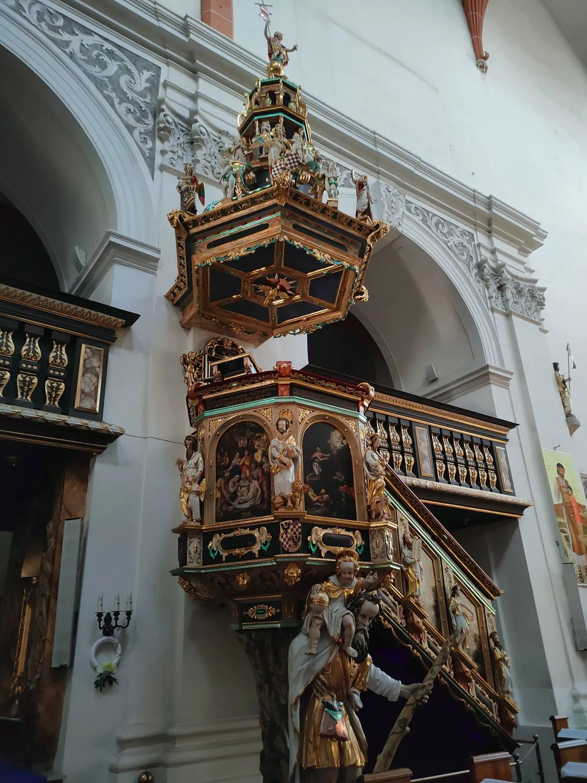 Drewniana ambona w kościele zamkowym w Oleśnicy