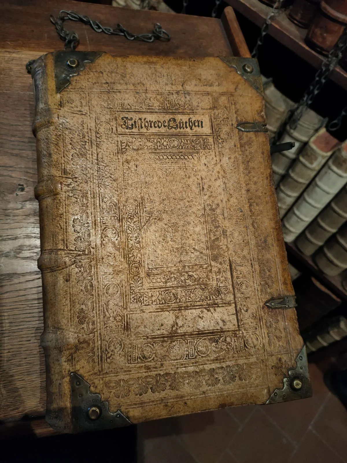 Księga przymocowana łańcuchem na pulpicie biblioteki przy kościele zamkowym