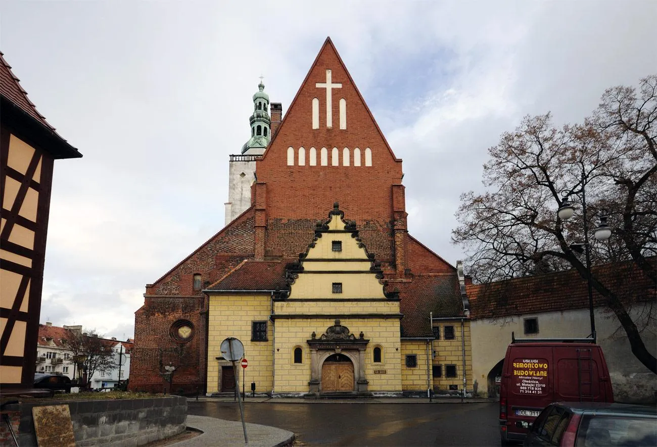 Kościół zamkowy św. Jana w Oleśnicy, ceglana bryła z manierystyczną kruchtą i wieżą