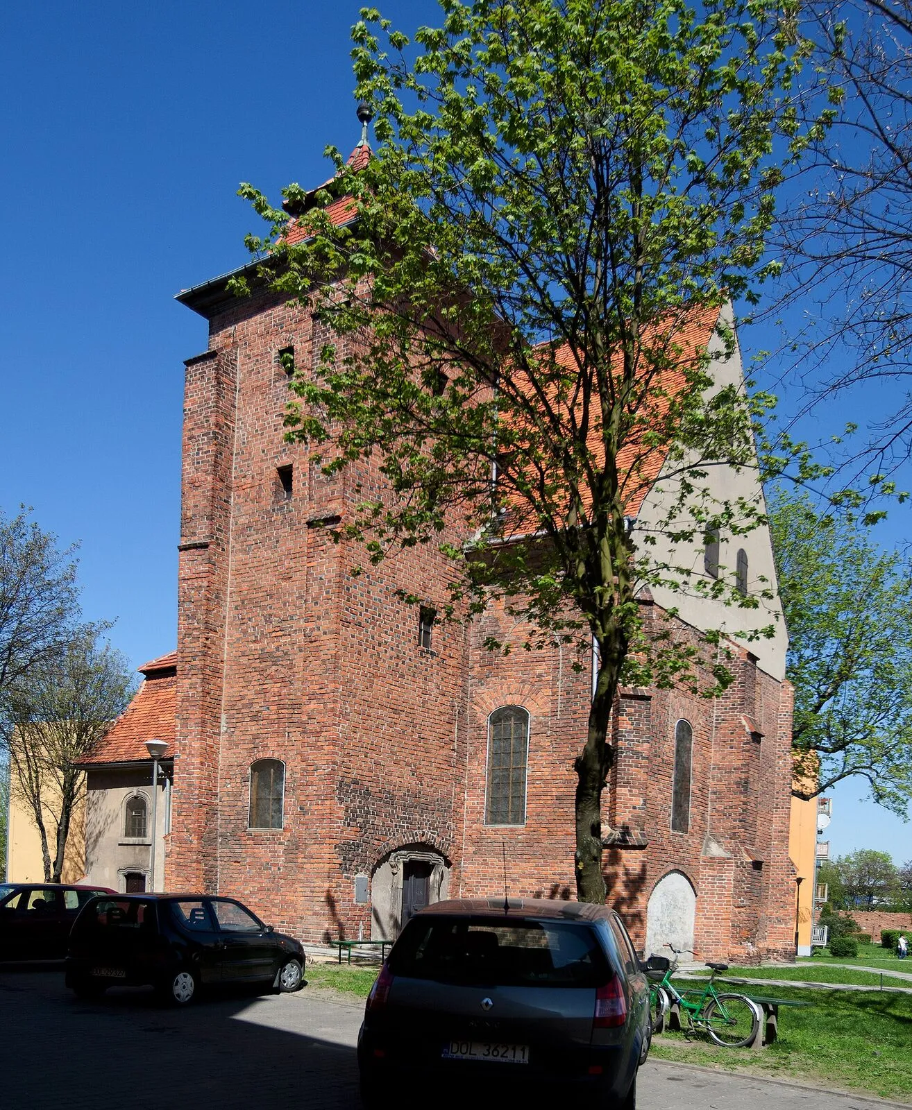Dawna synagoga w Oleśnicy, później kościół Zbawiciela, ceglany budynek z wieżą