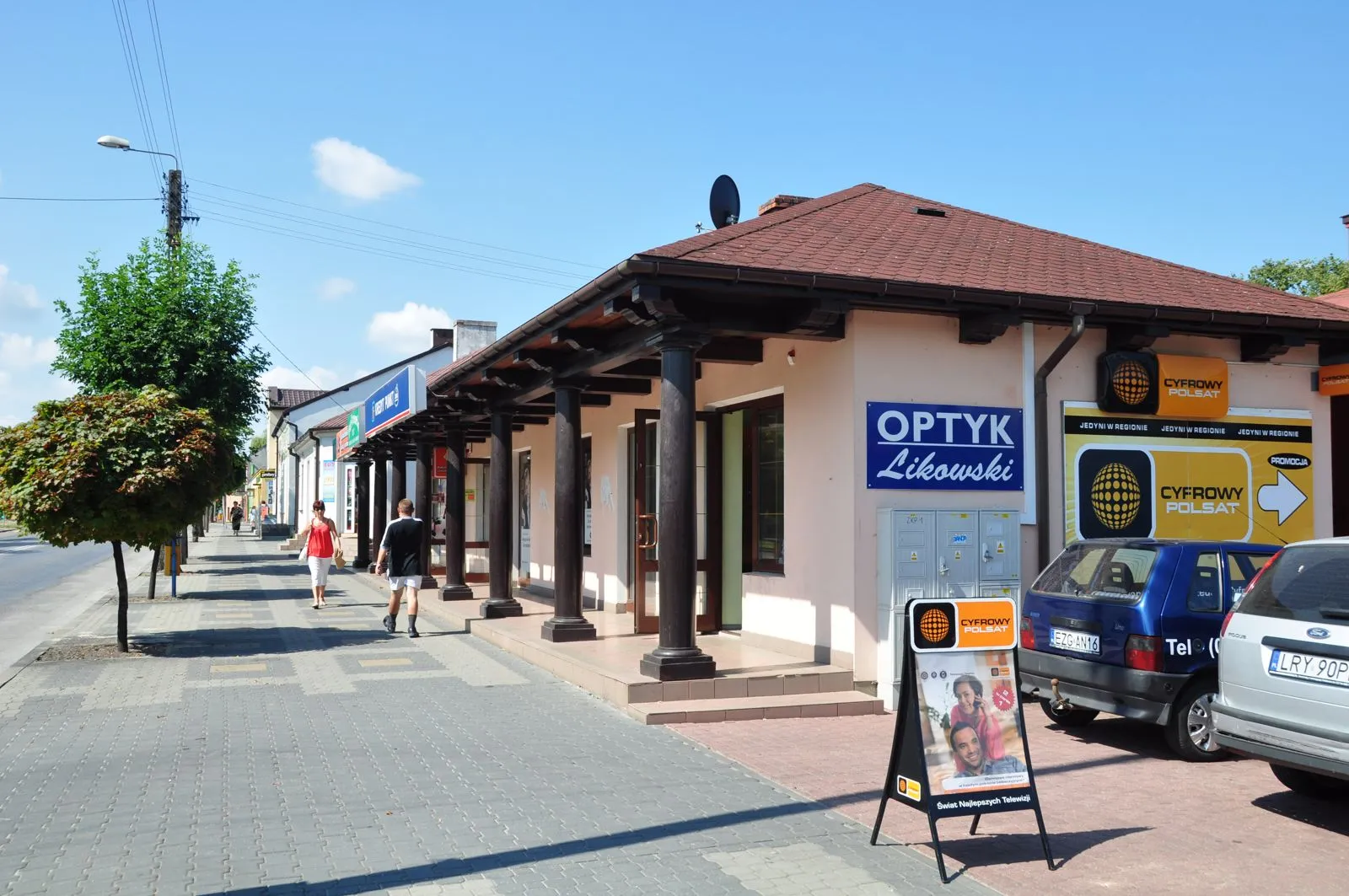 Kramy kupieckie z podcieniem od frontu i czterospadowym dachem z wysuniętym okapem
