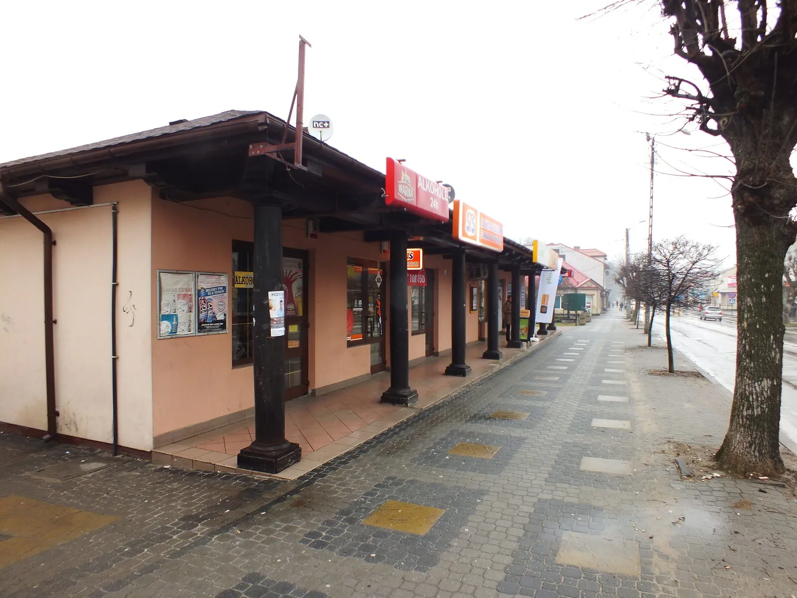 Kramy kupieckie w Kozienicach przy ul. Radomskiej, parterowy budynek z podcieniem na drewnianych kolumnach