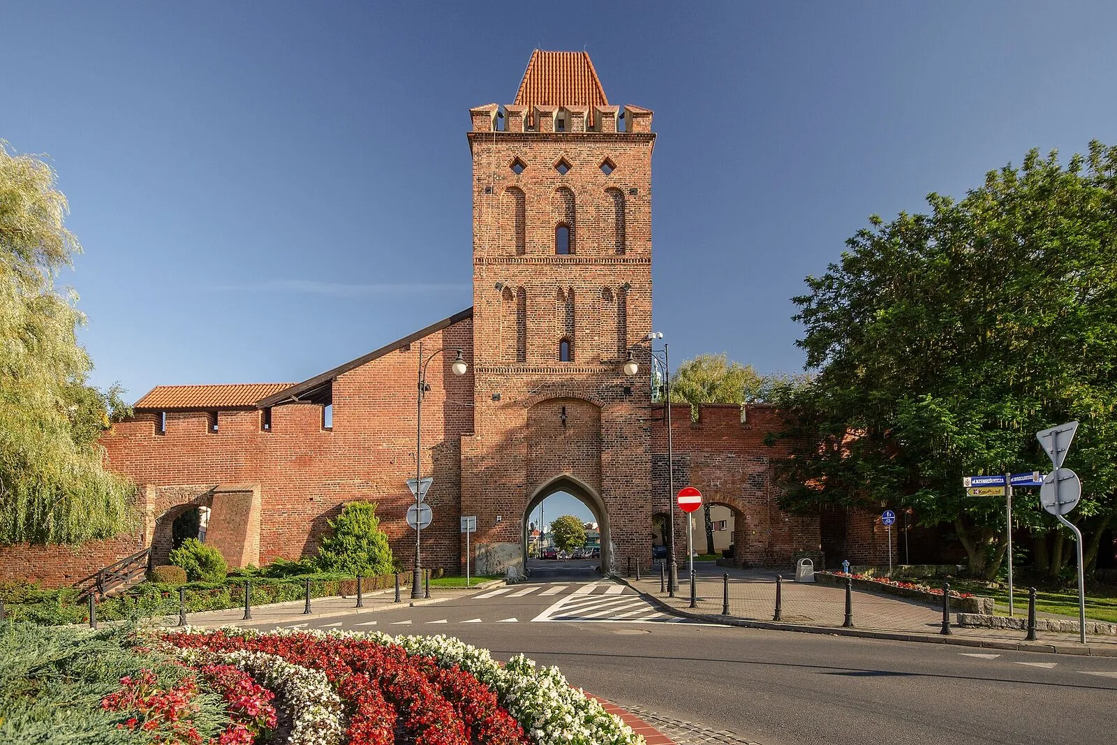 Brama Wrocławska w Oleśnicy, ceglana wieża przelotowa z odcinkami muru miejskiego