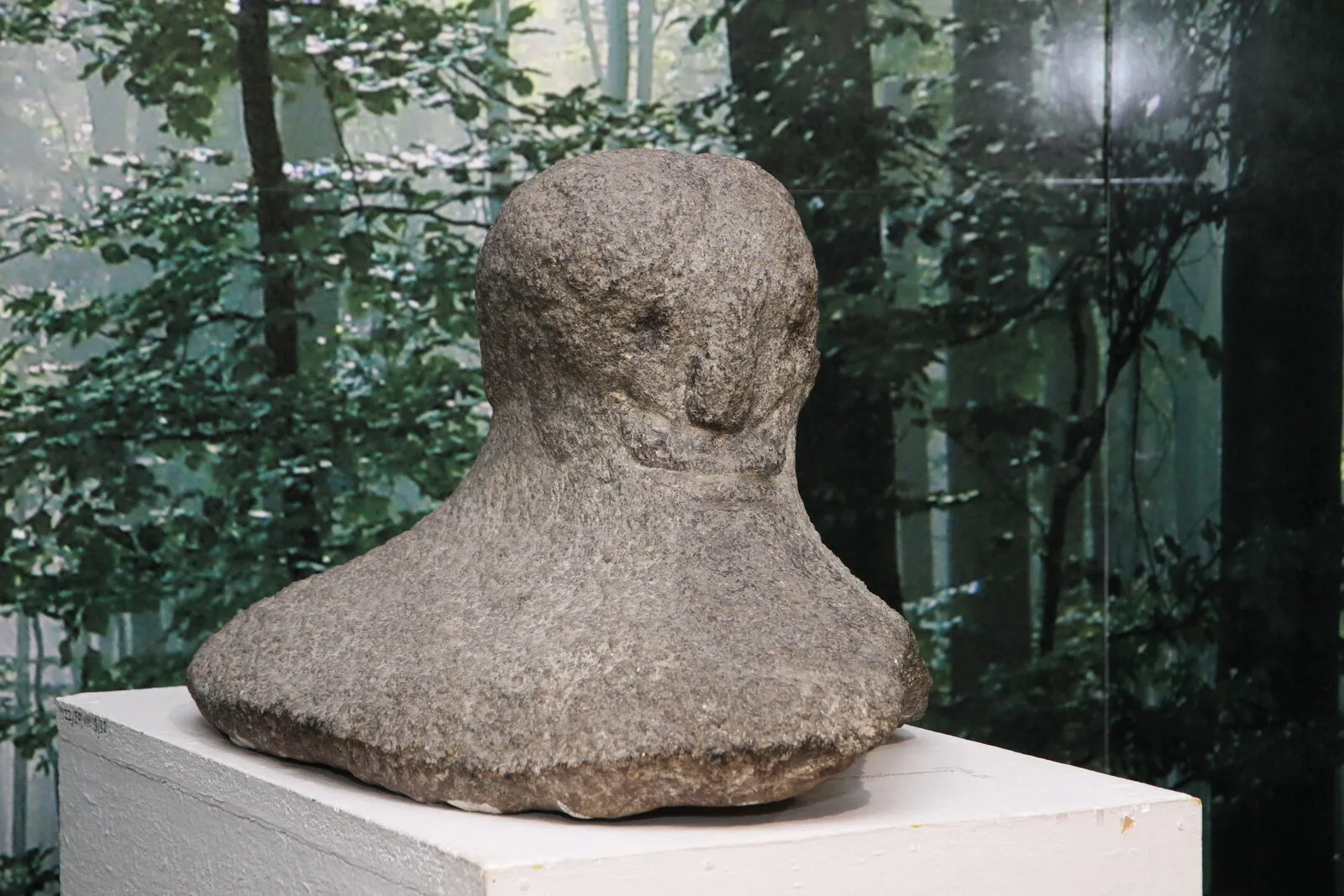 Eksponat Muzeum Ziemi Zawkrzeńskiej w Mławie: kamienna figura tak zwanego bóstwa z Małocina