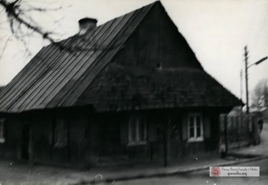 Archiwalne zdjęcie drewnianego domu przy Sienkiewicza 19 w Garwolinie, ustawionego szczytem do ulicy
